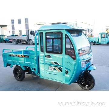 Triciclo eléctrico con encierro centrado en el conductor